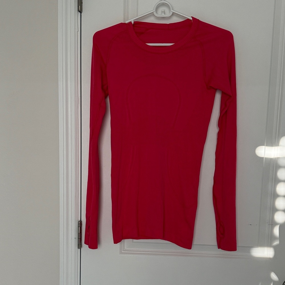 Lulu lemon swiftly tech long sleeve shirt. Hip length. Size 4. Good as new.
